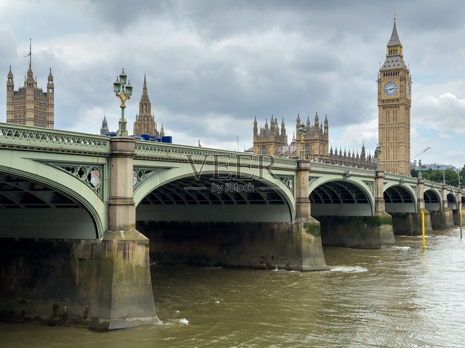 伦敦，英国，大本钟和国会大厦与泰晤士河照片摄影图片