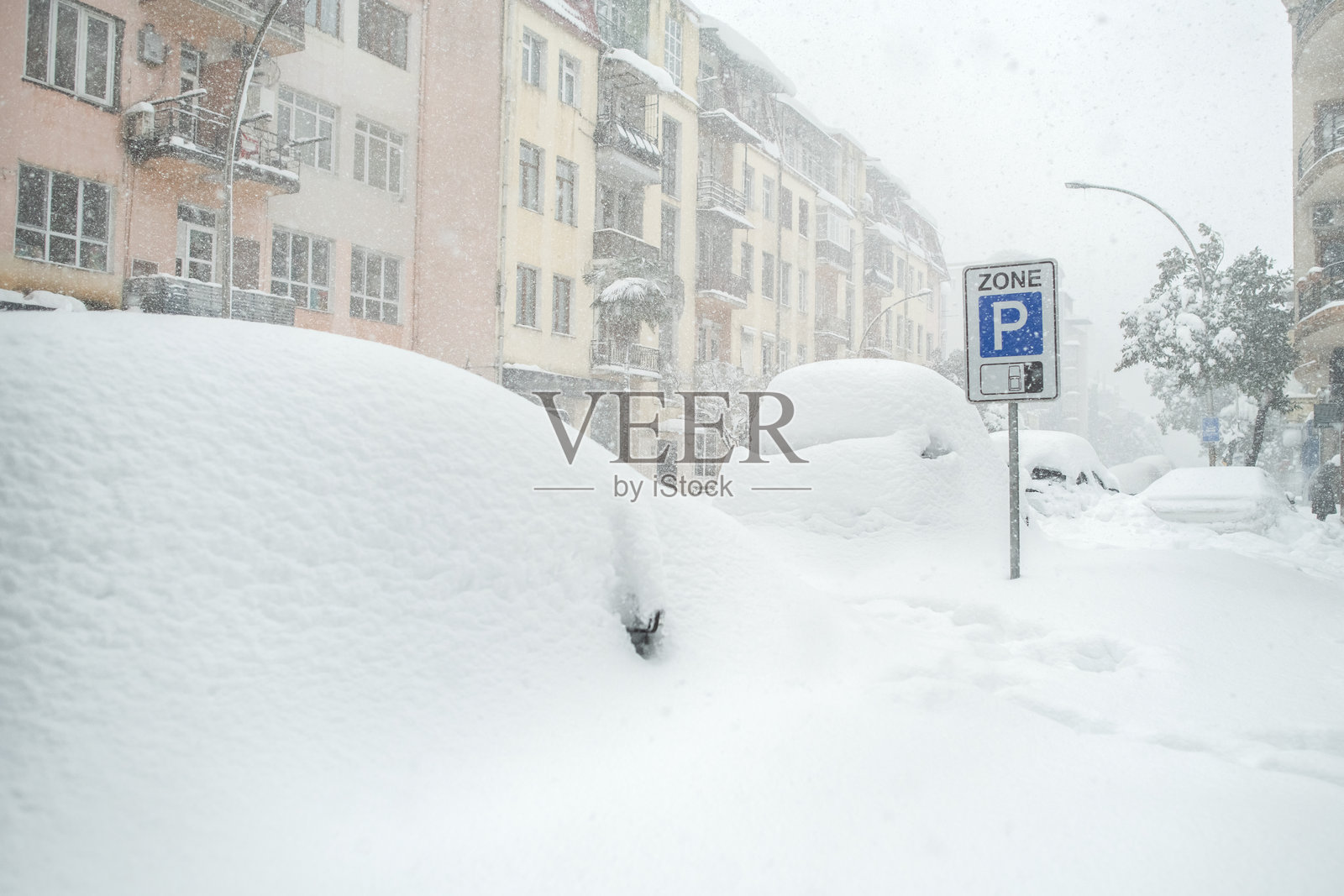 大雪纷飞的城市街道照片摄影图片