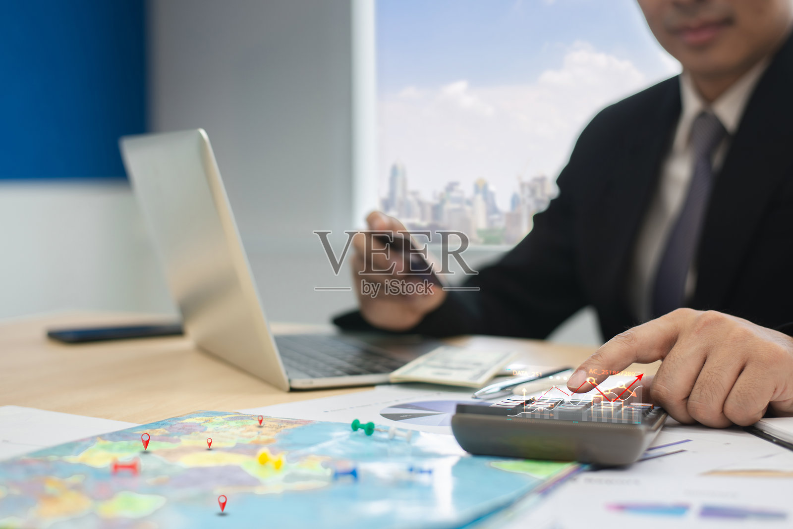 商人正在用计算器规划差旅费用照片摄影图片