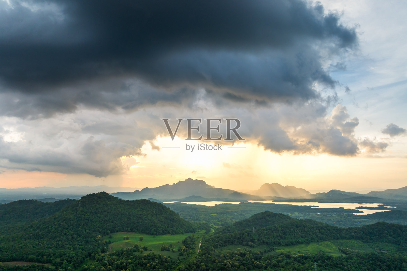 泰国兰邦府湄莫山谷上空的暴雨和乌云的鸟瞰图。戏剧性的风景和强烈的气象现象。照片摄影图片