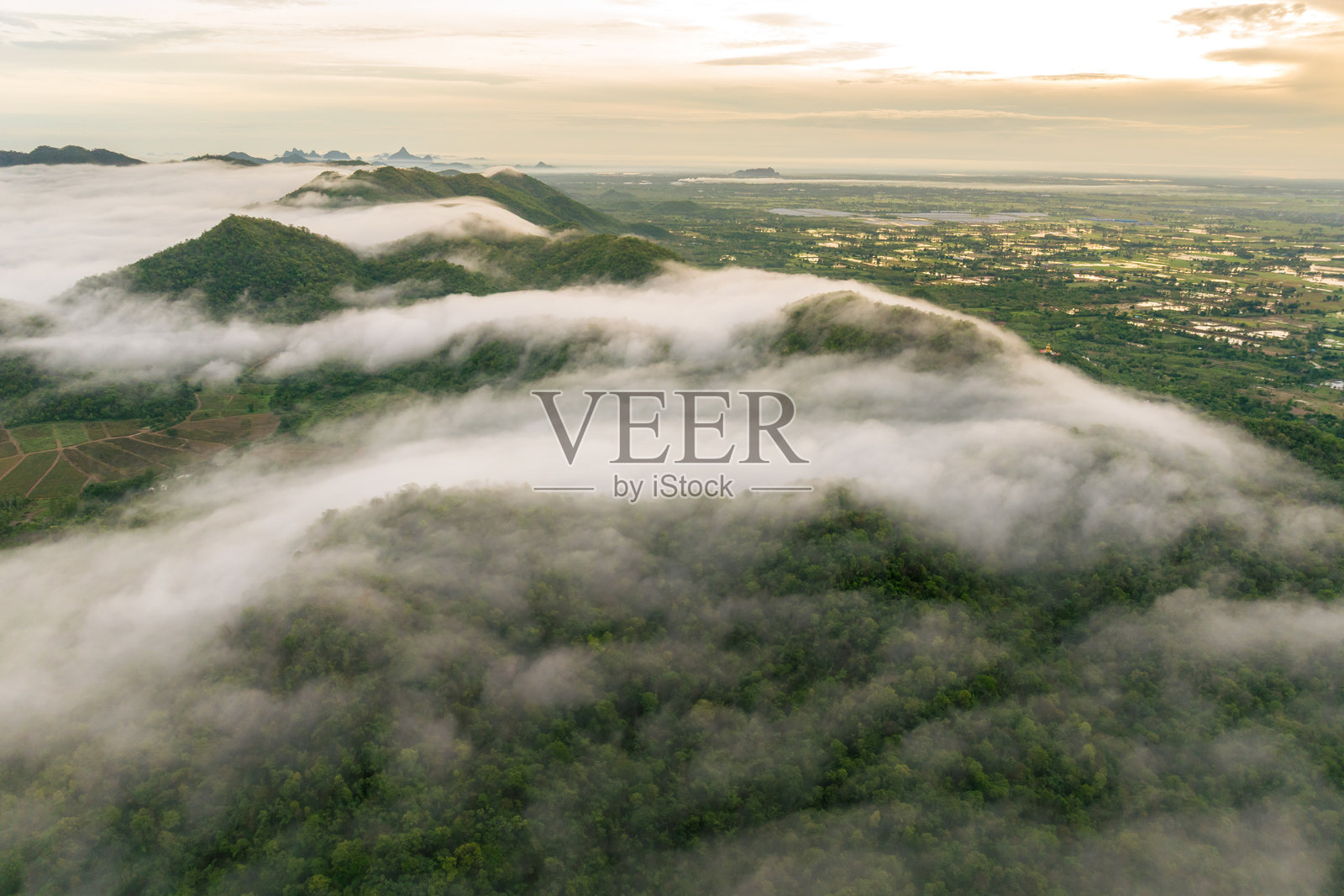 泰国碧武里府，农亚龙山脉日出，薄雾笼罩照片摄影图片