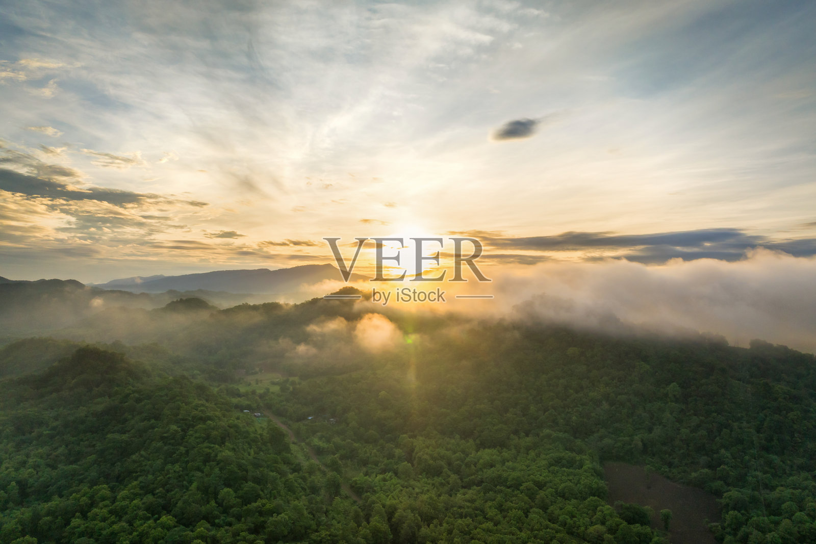 泰国兰邦府湄莫班邦怀上方壮丽的日出风景和海雾覆盖的山谷。空灵的高地和金色的光芒。照片摄影图片