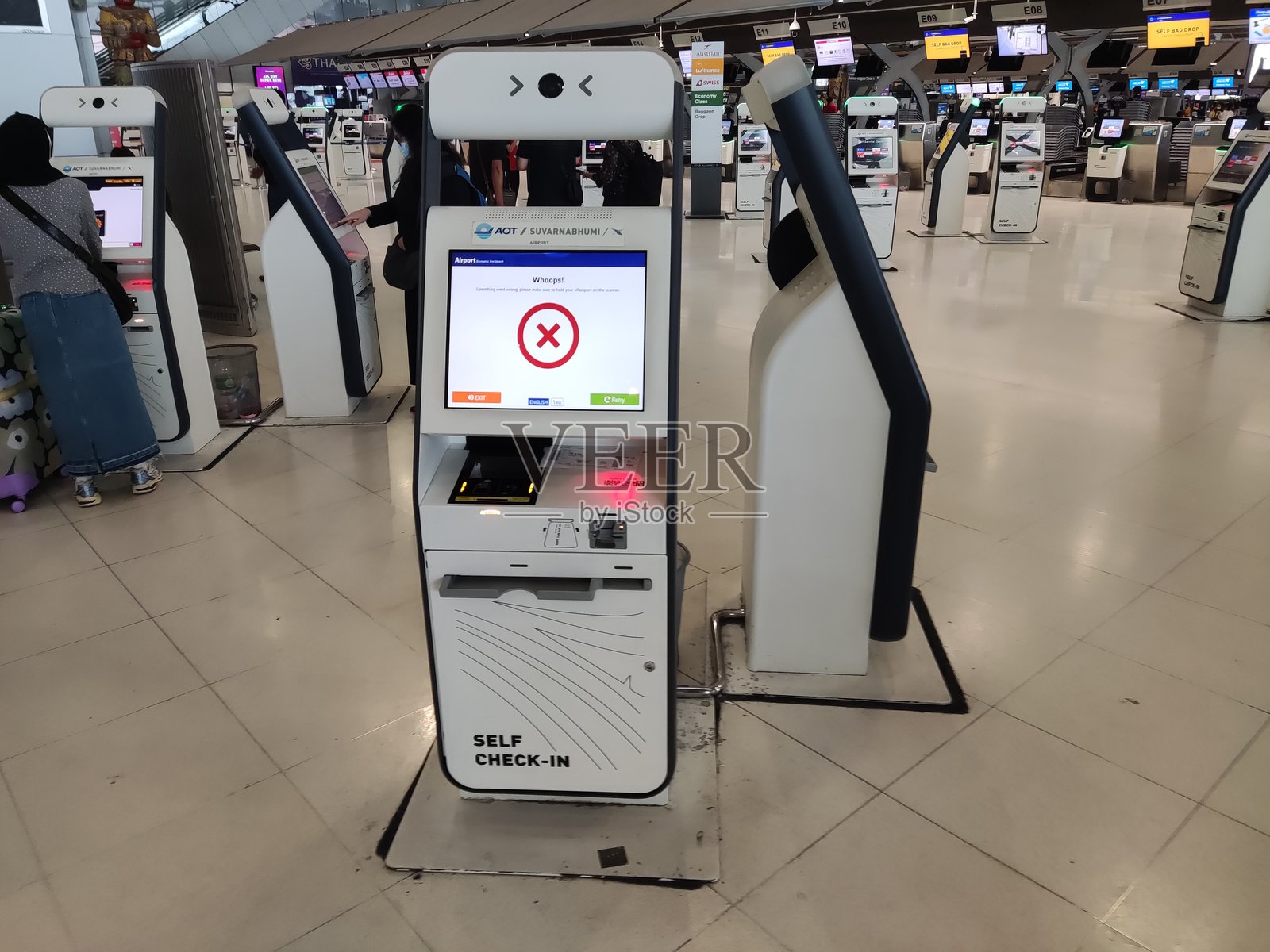 素万那普机场自助值机设备照片摄影图片