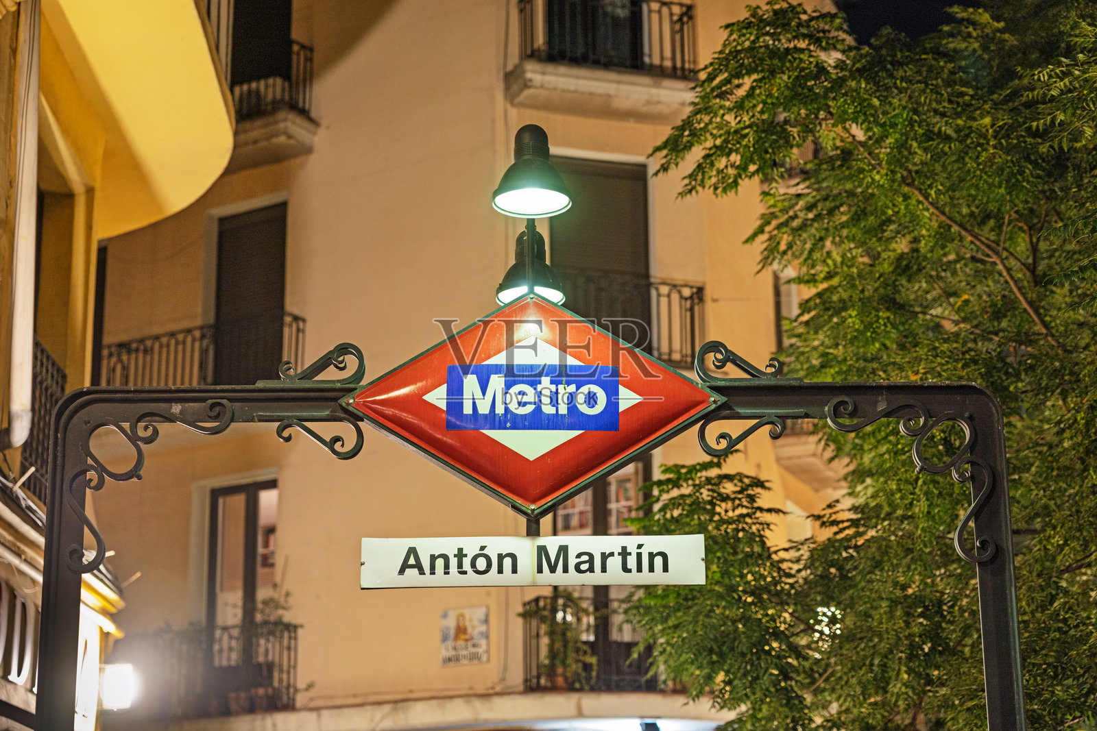 马德里历史悠久的地铁标志，位于热闹的城市景观中的安东·马丁站照片摄影图片