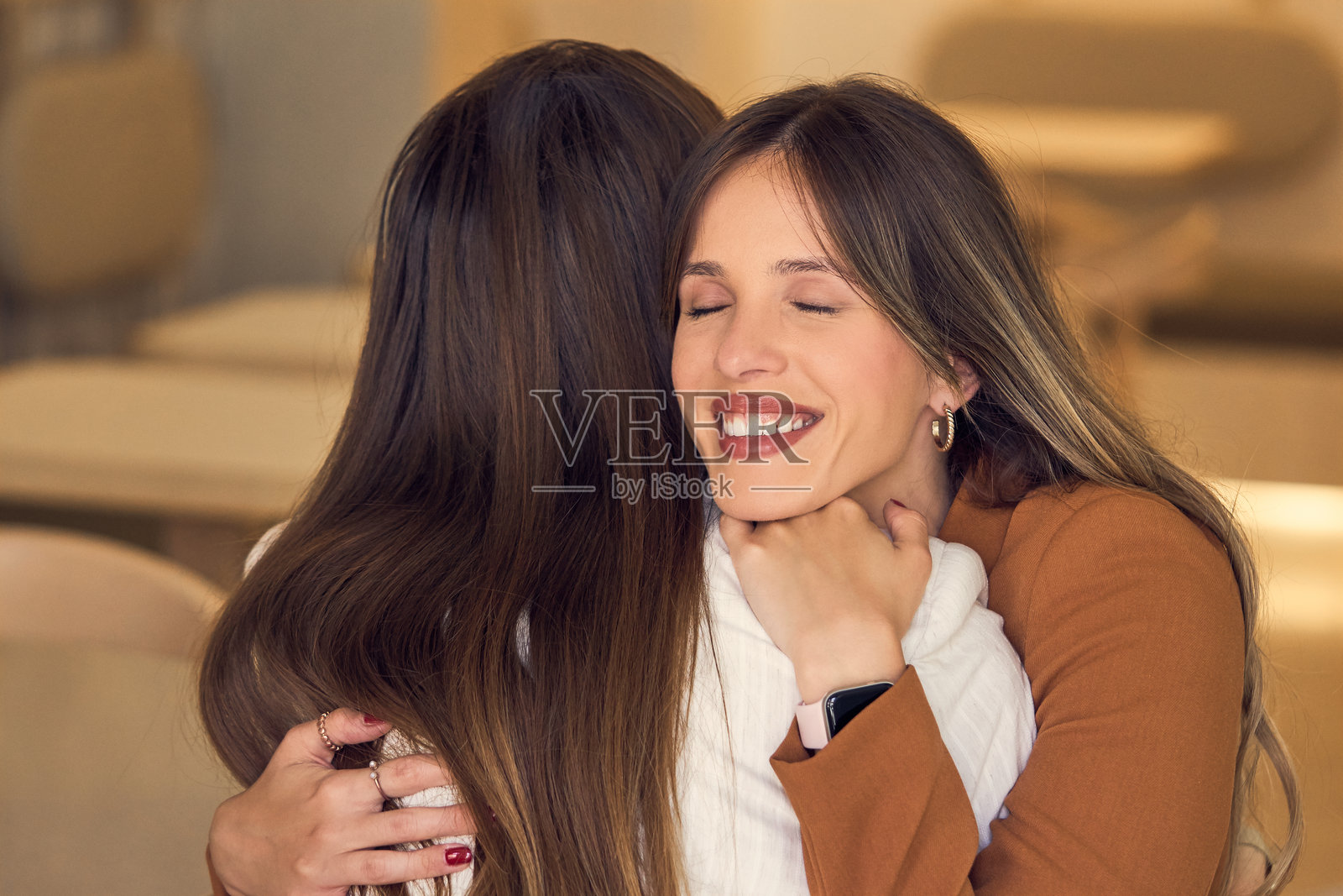 迷人的女子在咖啡馆安慰伤心的朋友。照片摄影图片