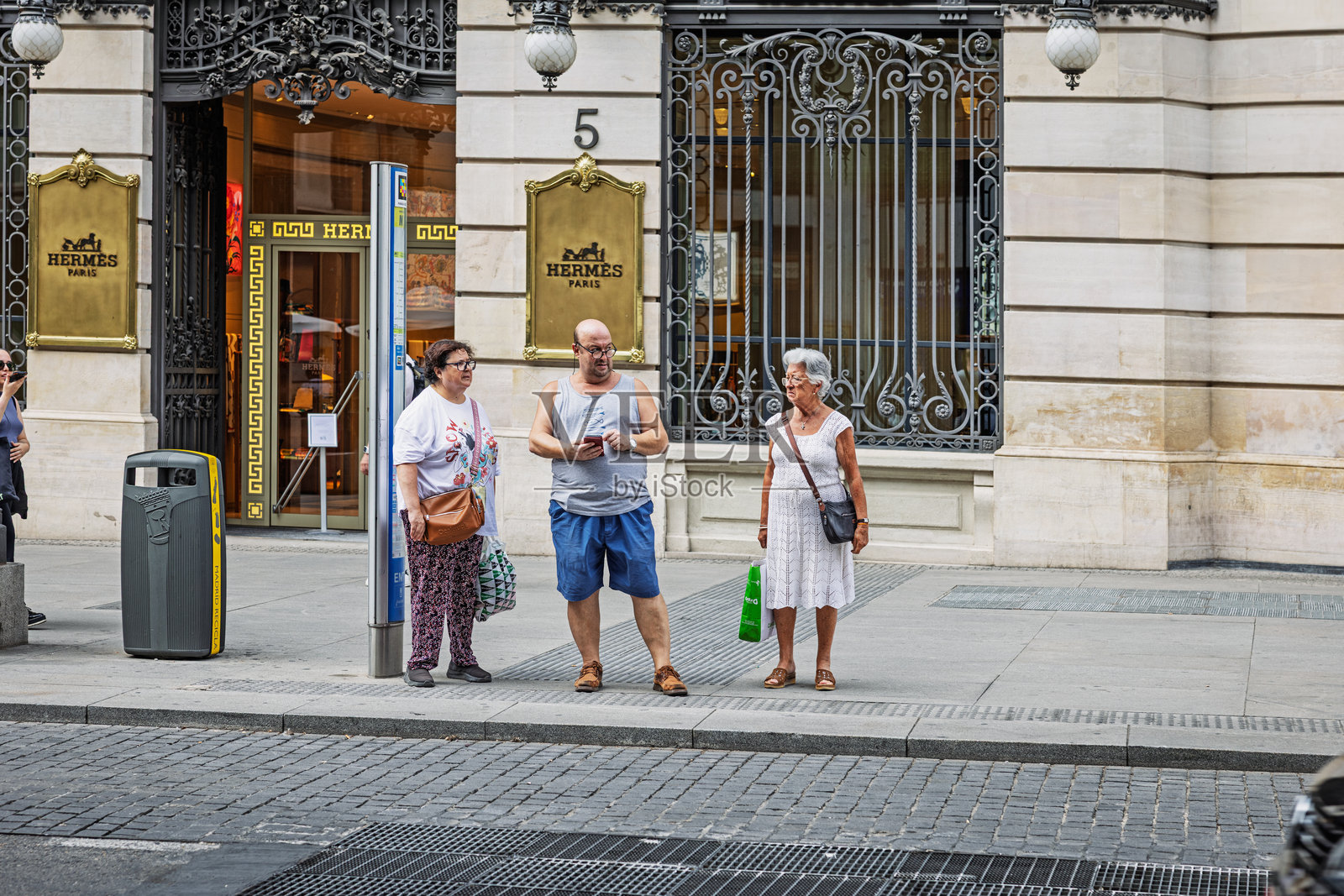 马德里市中心,当地居民站在一家奢侈品店外照片摄影图片