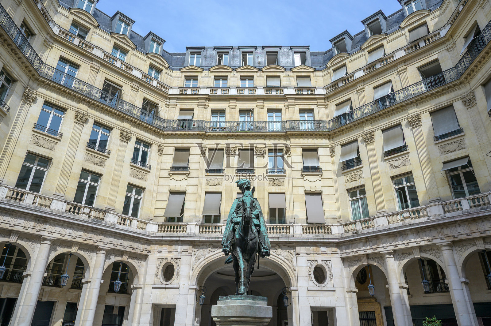 巴黎爱德华七世广场上爱德华七世国王的骑马雕像，展现出充满活力的城市生活照片摄影图片