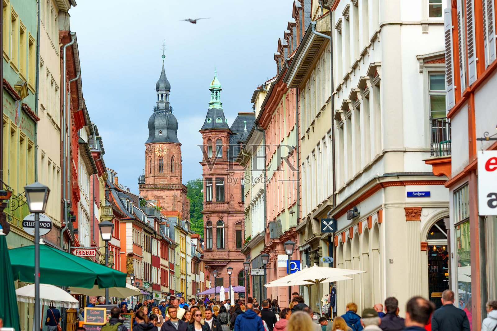 海德堡繁华的街道景象，有历史建筑和人群照片摄影图片