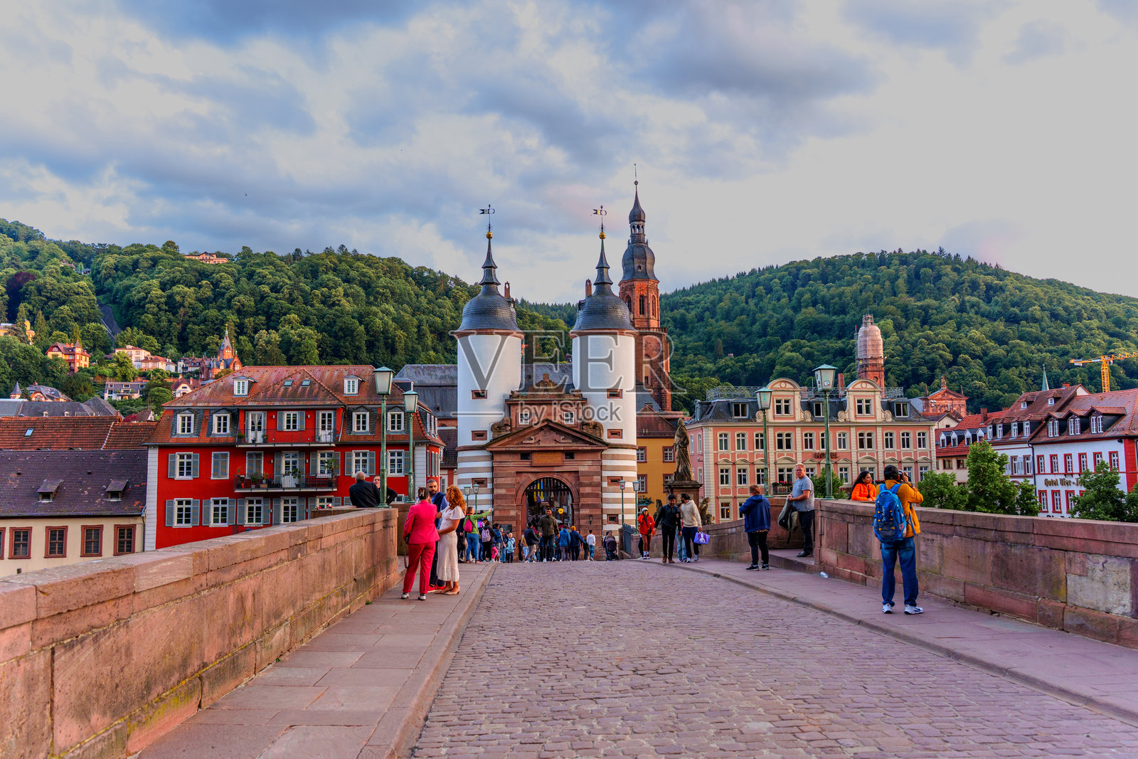 历史悠久的古桥通往海德堡城堡和色彩缤纷的联排房屋照片摄影图片