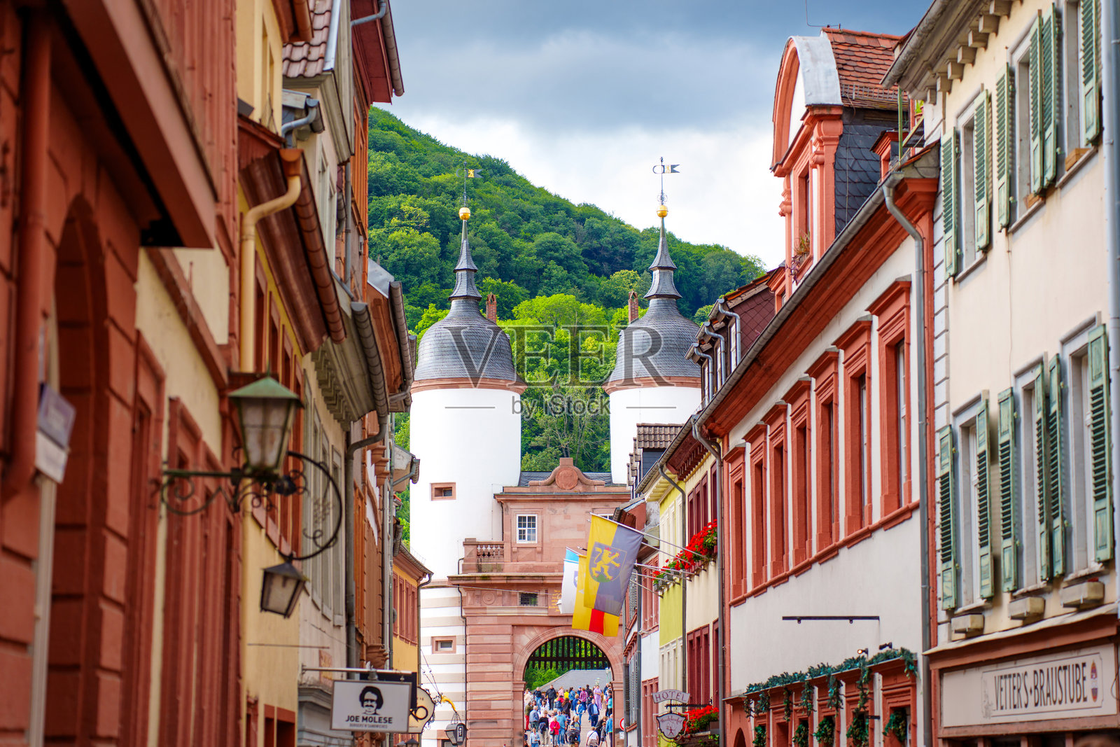 迷人的海德堡街道旁，历史悠久的旧桥门照片摄影图片