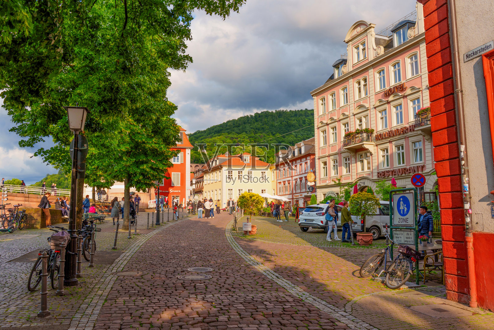 德国海德堡迷人的街景，有行人和历史建筑照片摄影图片