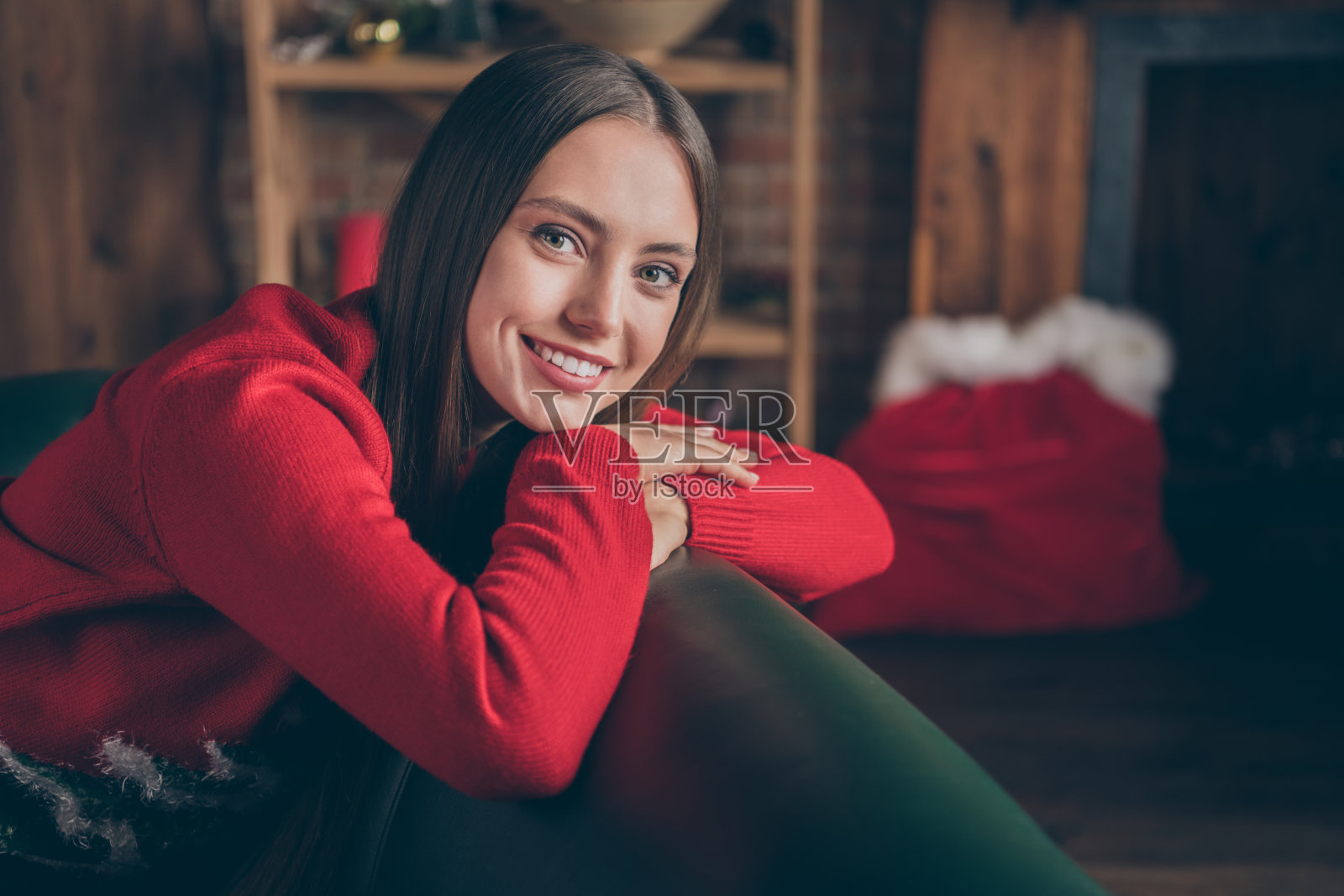 迷人的女孩在室内工业风砖砌阁楼里平静快乐地度过假期照片摄影图片