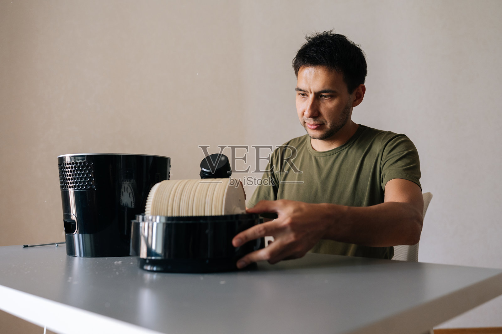 专业的清洁服务员工正在维护加湿器滤网，确保家居环境的室内空气质量洁净和最佳的呼吸健康。照片摄影图片