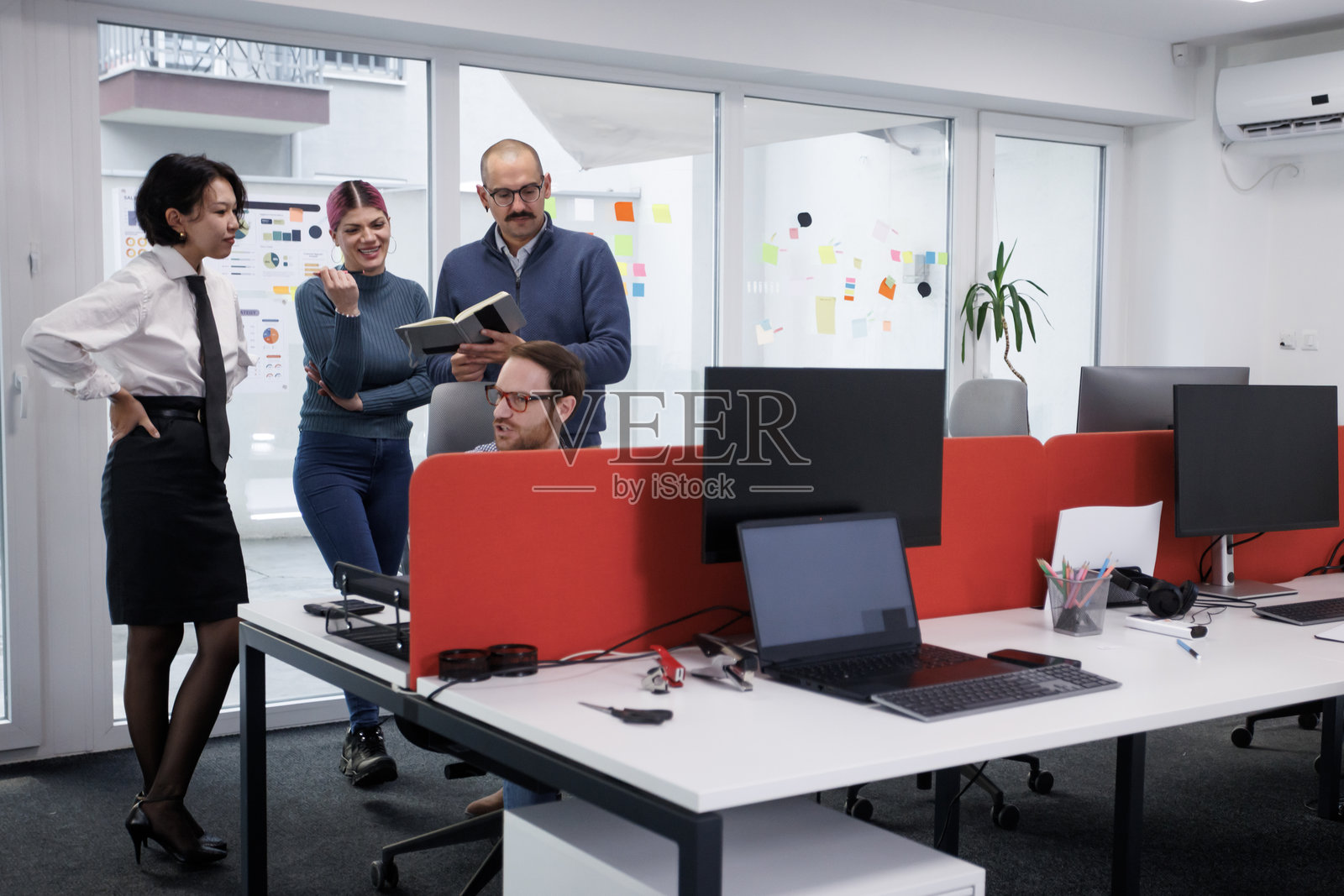 在战略会议中，商界人士在现代办公环境中协作，审阅重要文件并进行讨论。照片摄影图片