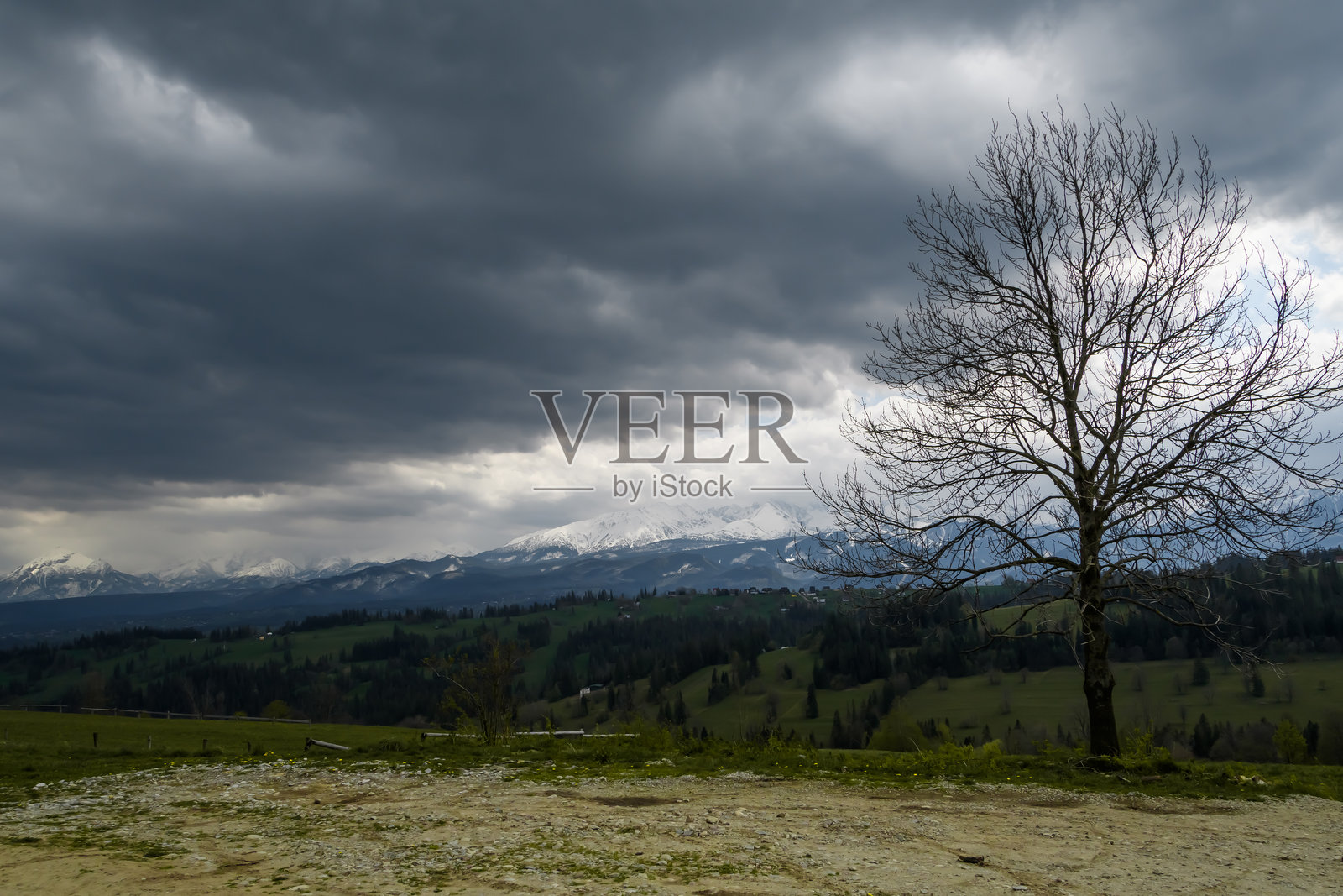 乌云压顶，山峦叠嶂，危险的天气预兆照片摄影图片