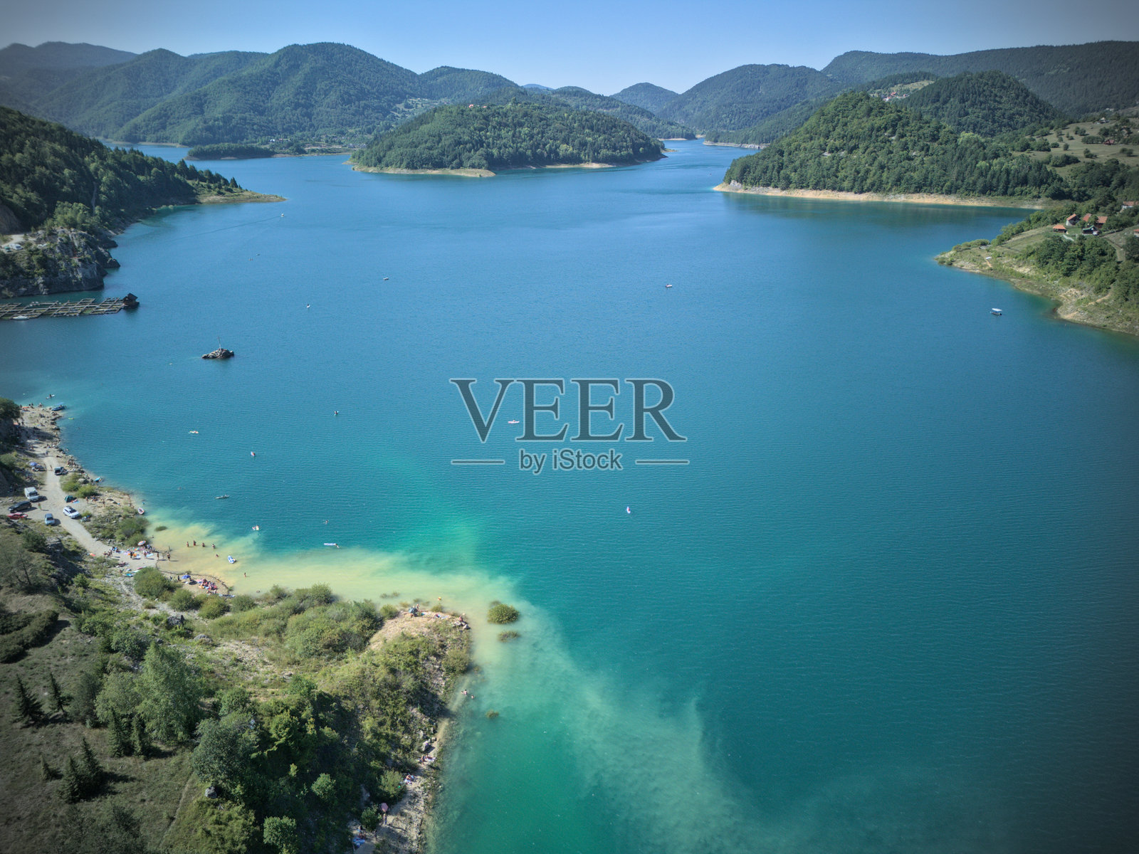 水晶般清澈的绿松石色湖泊，坐落在群山之中。照片摄影图片