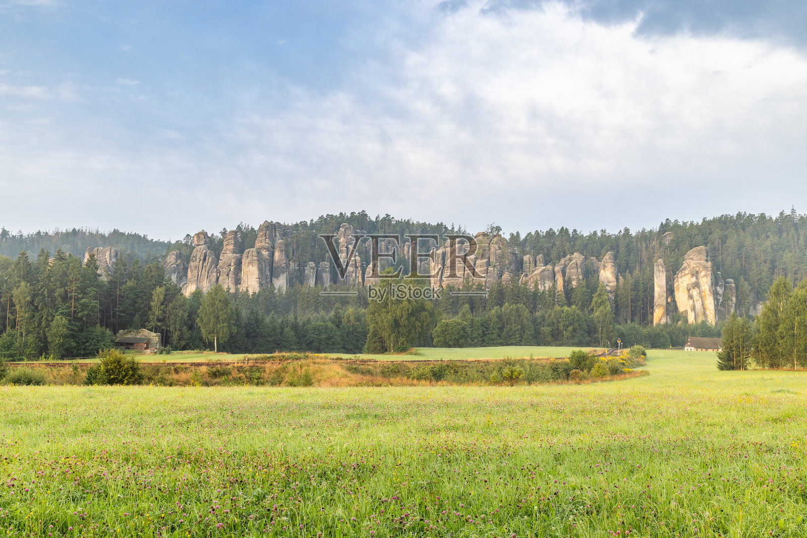 欧洲捷克共和国赫拉德茨-克拉洛韦地区阿德什帕赫-特普利采岩石区景观。风景优美的景观，以多岩石的地貌和茂密的绿植在多云的天空下为特色。宁静的乡村景色。照片摄影图片