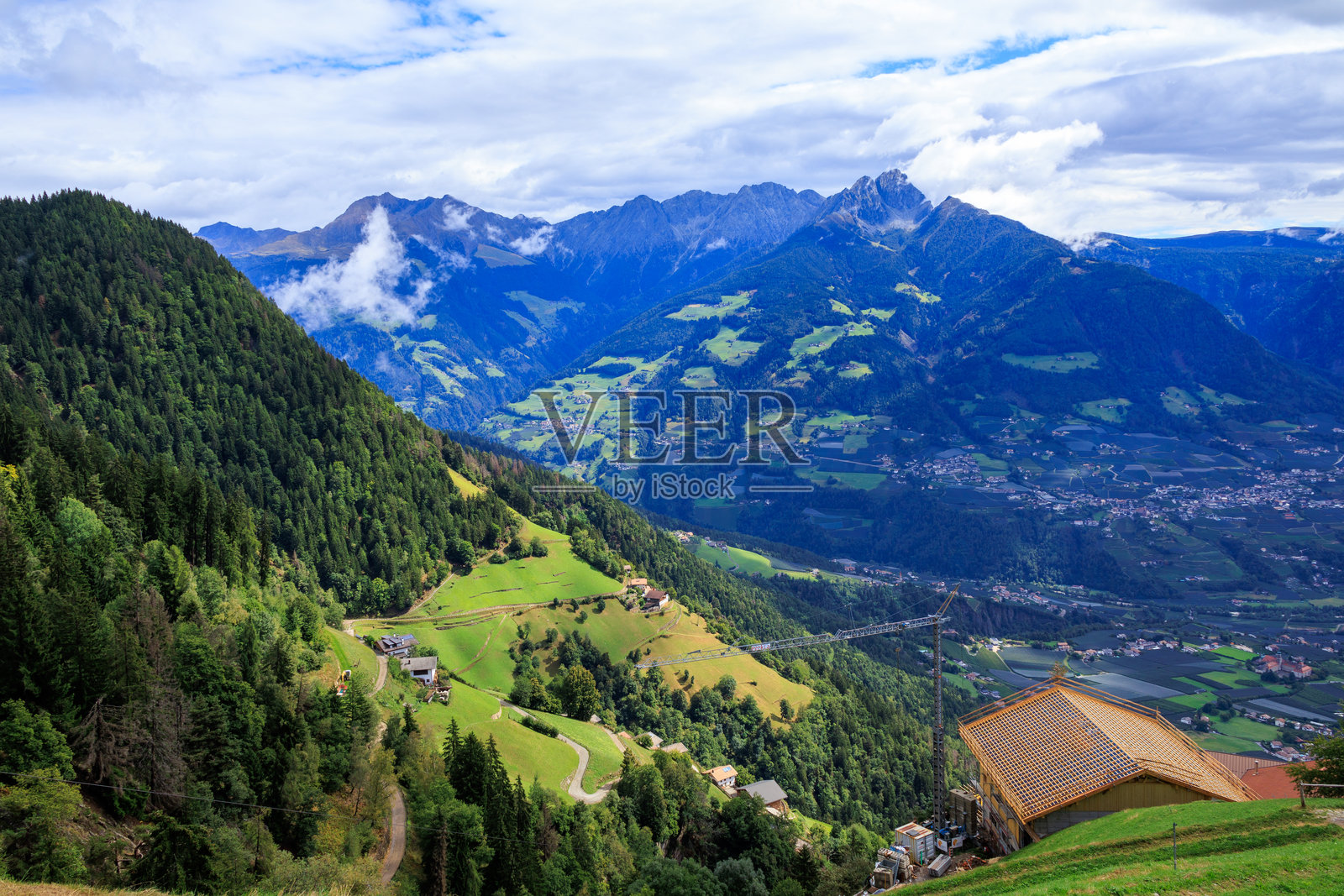 南蒂罗尔，意大利，赫泽尔峰和伊芬格峰的群山全景，云雾缭绕照片摄影图片