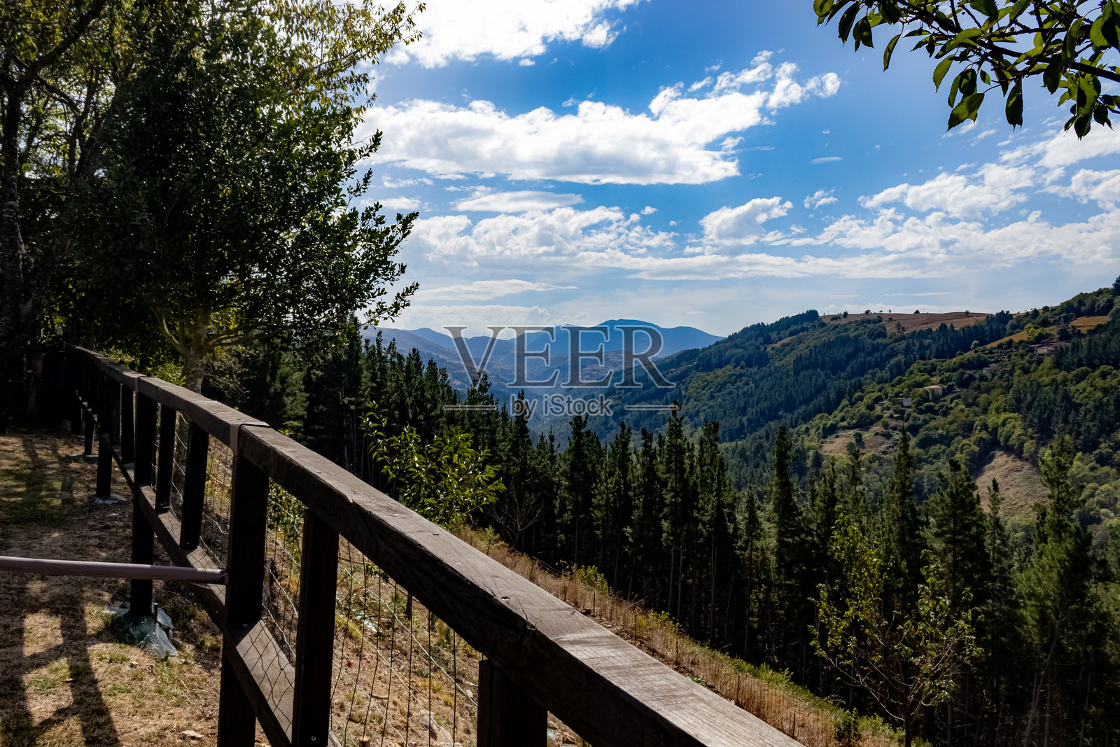 从观景台望向群山的景色照片摄影图片