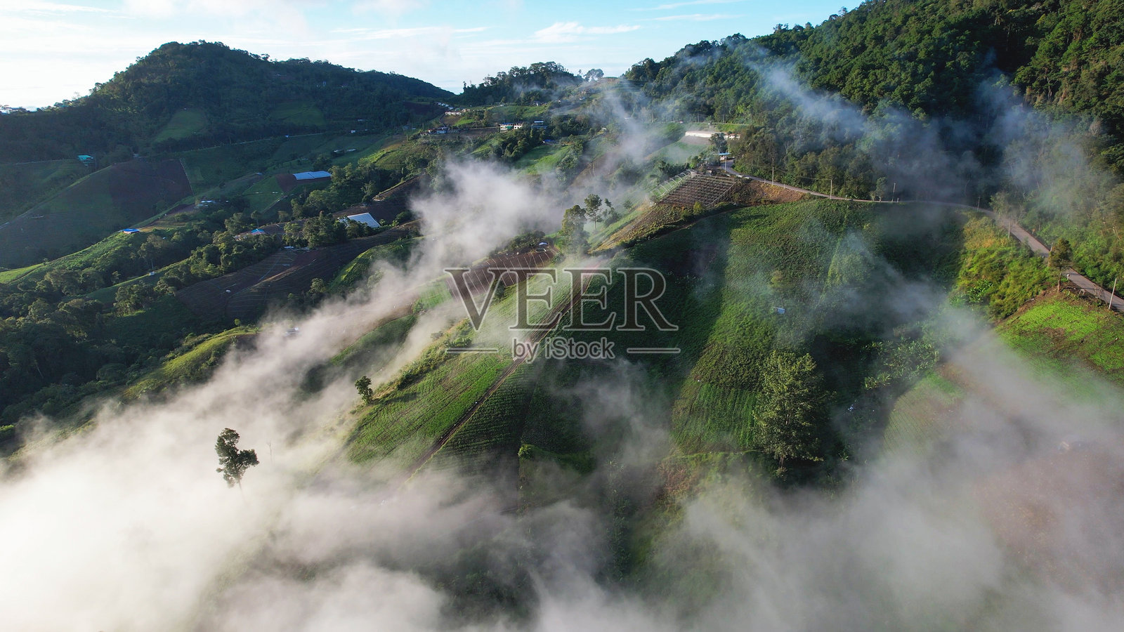 无人机拍摄的云雾缭绕的早晨山景鸟瞰图照片摄影图片