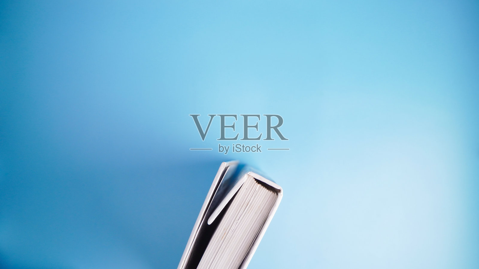 蓝色背景上的书照片摄影图片