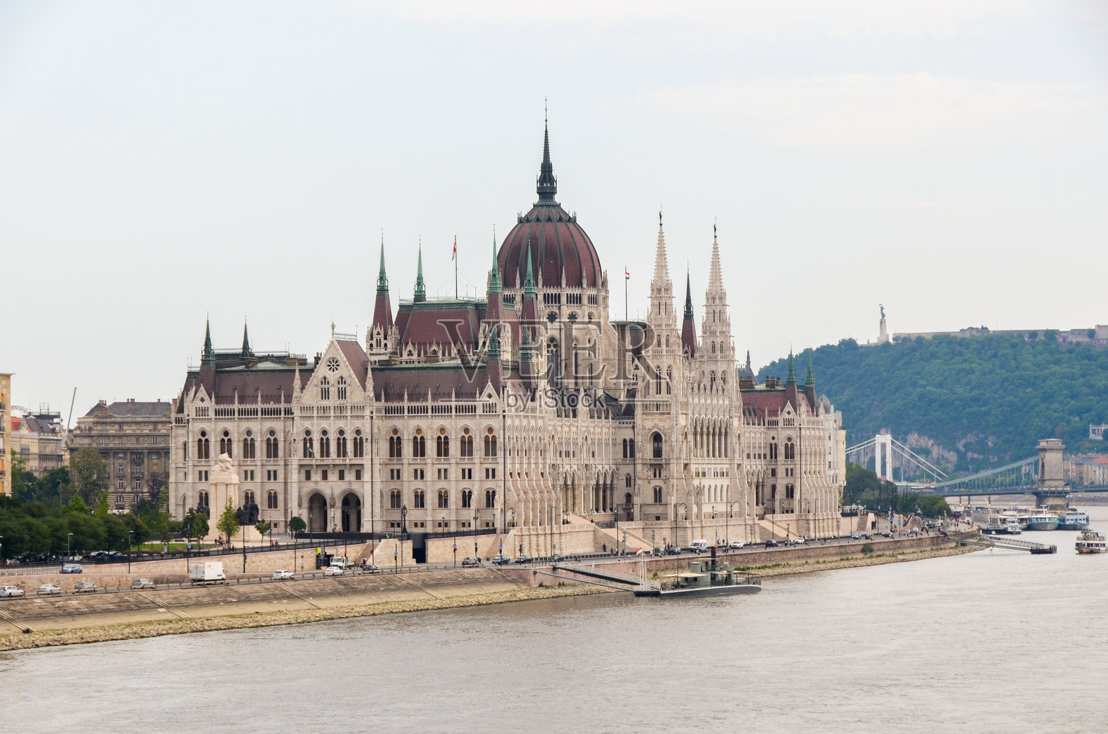 匈牙利布达佩斯 – 2017年7月：布达佩斯多瑙河畔的匈牙利国会大厦全景。照片摄影图片