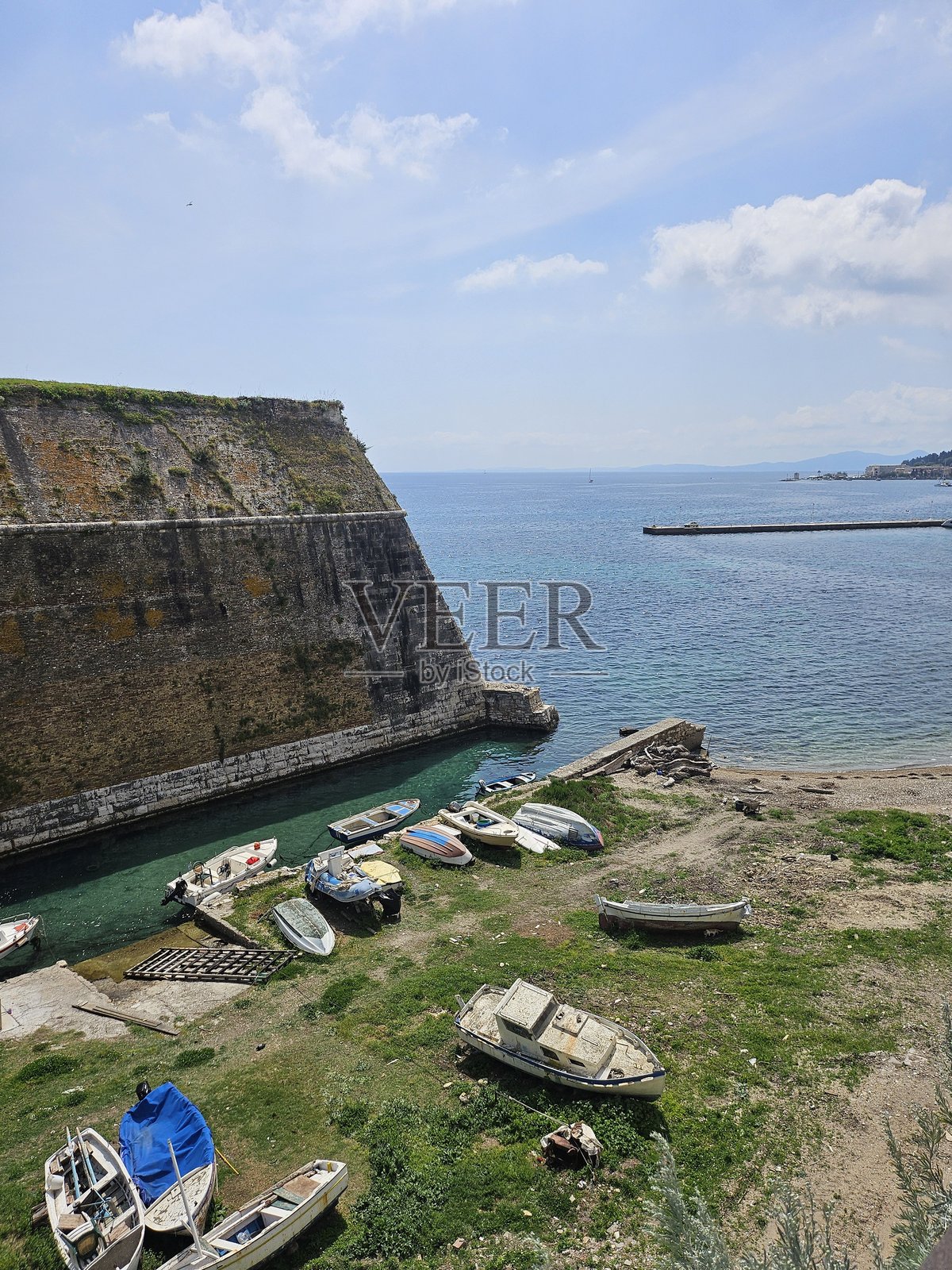 科孚岛海岸的船只照片摄影图片