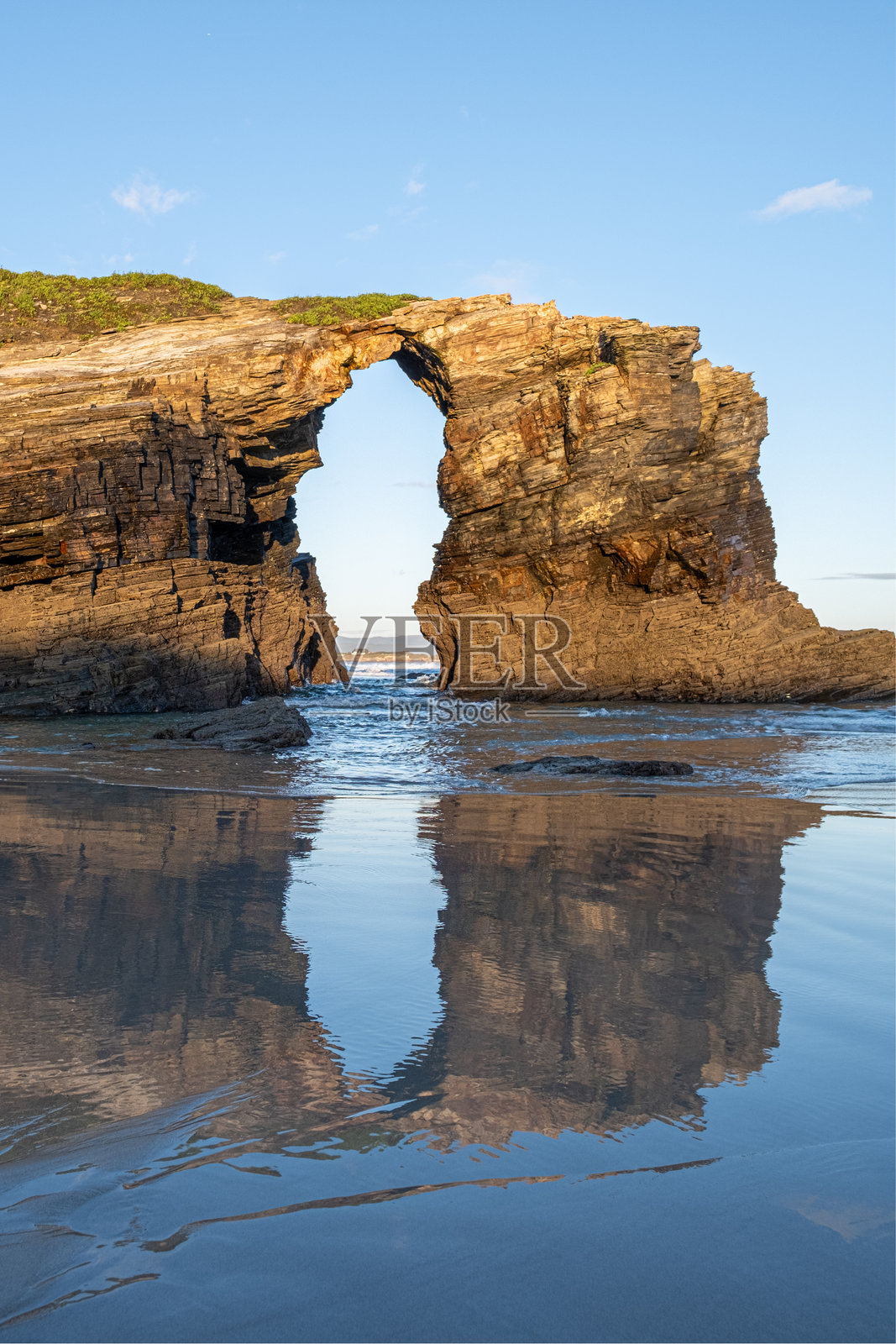 加利西亚拉斯卡特德拉莱斯海滩的岩石拱门照片摄影图片