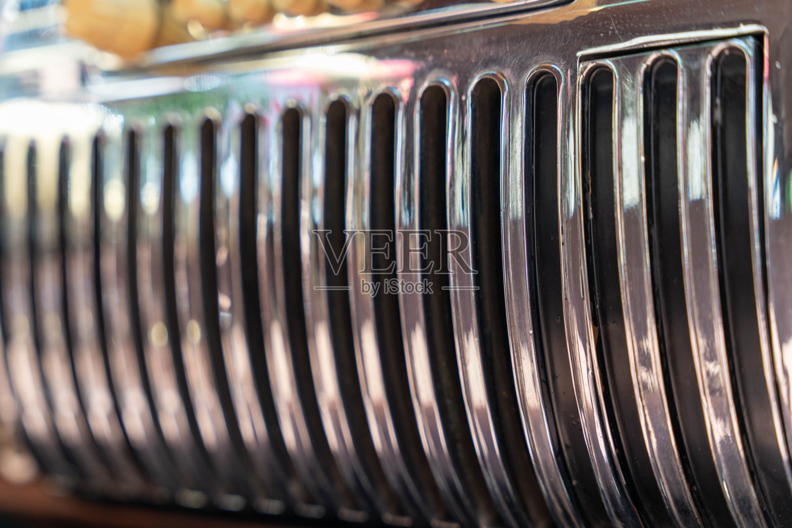 俄罗斯,索斯诺维博尔,2025年7月19日 - GAZ 12 ZIM,一辆复古汽车的镀铬格栅反射着光线照片摄影图片