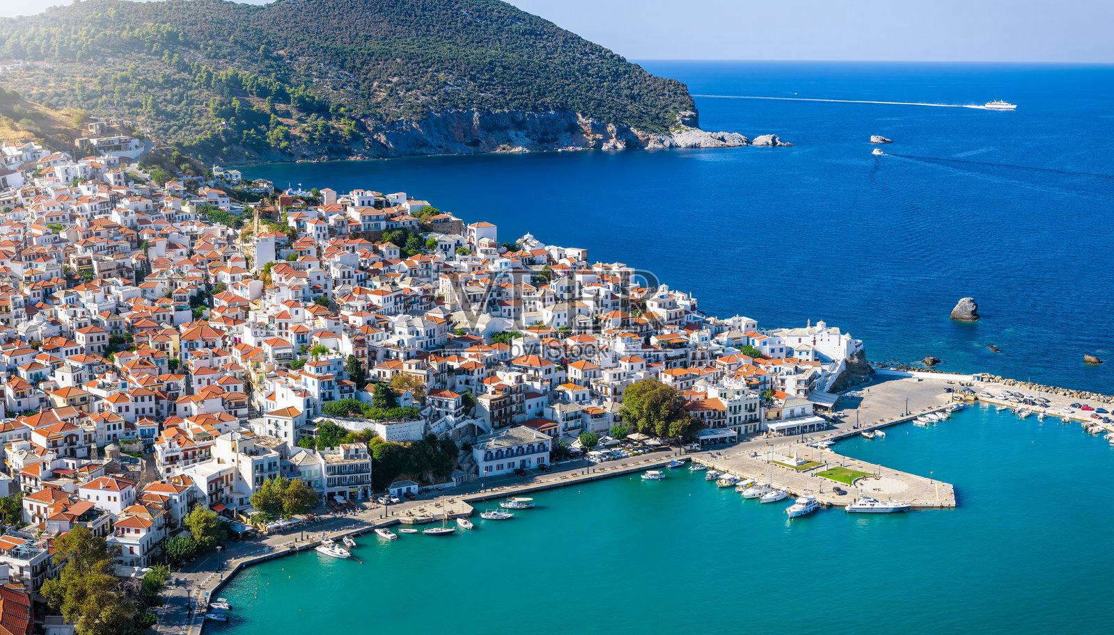 斯科普洛斯岛，斯波拉泽斯群岛的城镇鸟瞰图照片摄影图片