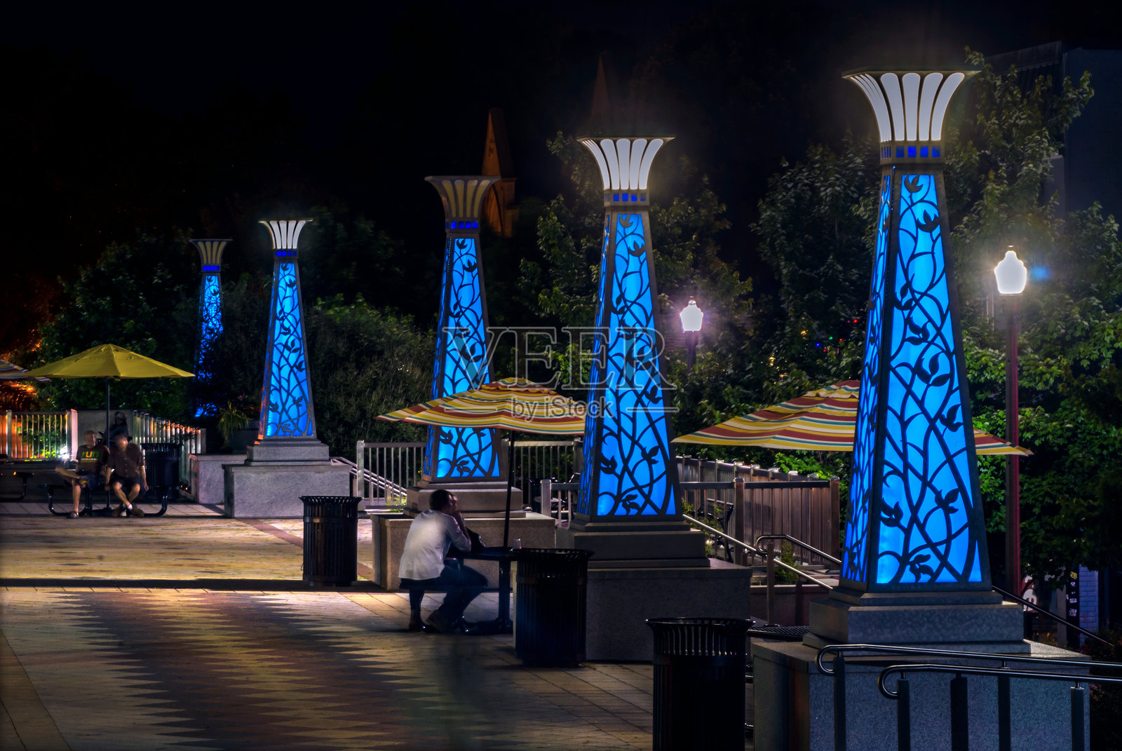 夜幕下的佐治亚州迪凯特市迪凯特广场照片摄影图片