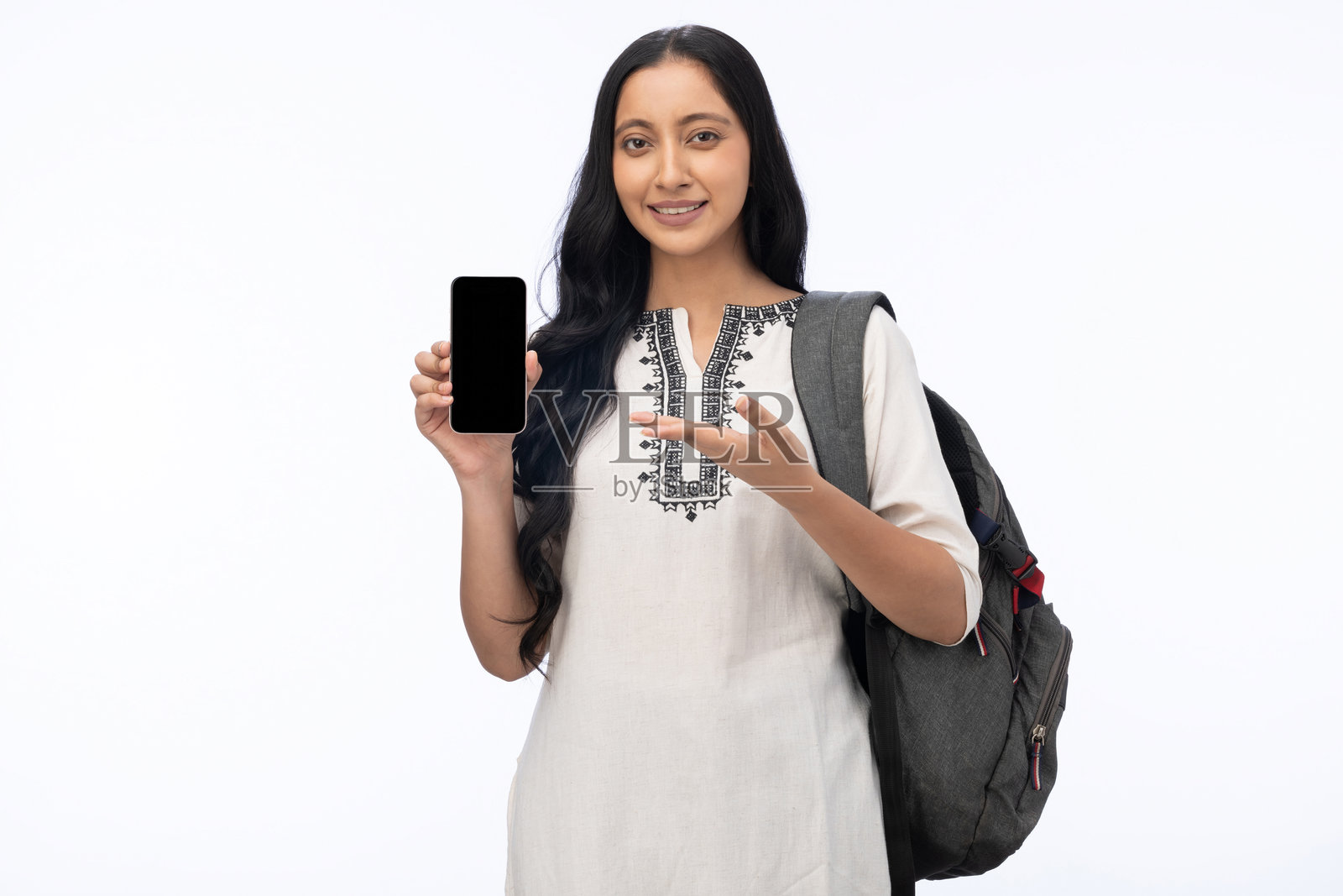 身穿库尔塔的年轻女学生在白色背景上展示手机屏幕的图片素材照片摄影图片