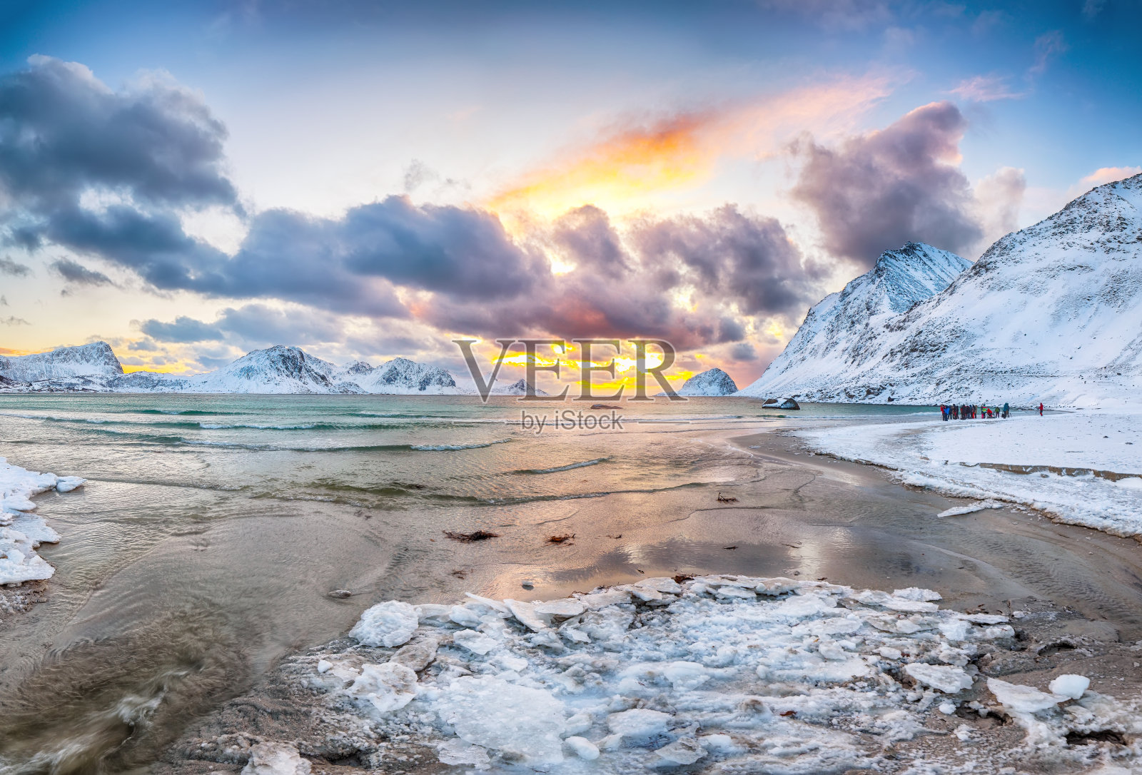 日落时分，哈乌克兰海滩及附近的莱克内斯雪山壮丽的冬季风光。照片摄影图片