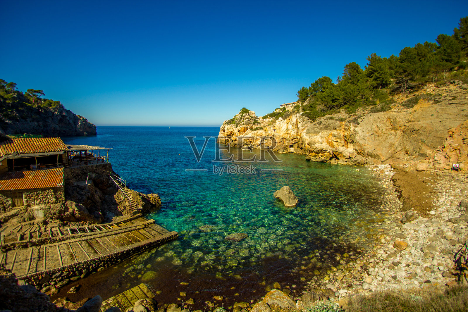瓦尔德莫萨港，地中海沿岸的小村庄港口，有瓦尔德莫萨海滩和悬崖海岸线。照片摄影图片