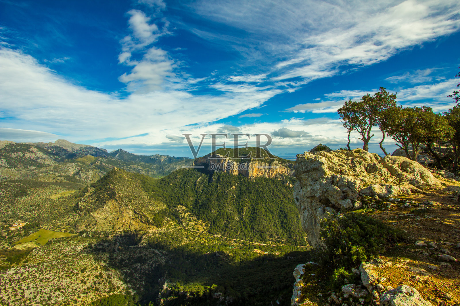 阿拉罗马略卡特拉蒙塔纳山脉，马略卡岛山地景观，徒步小径，马略卡山脉全景。照片摄影图片
