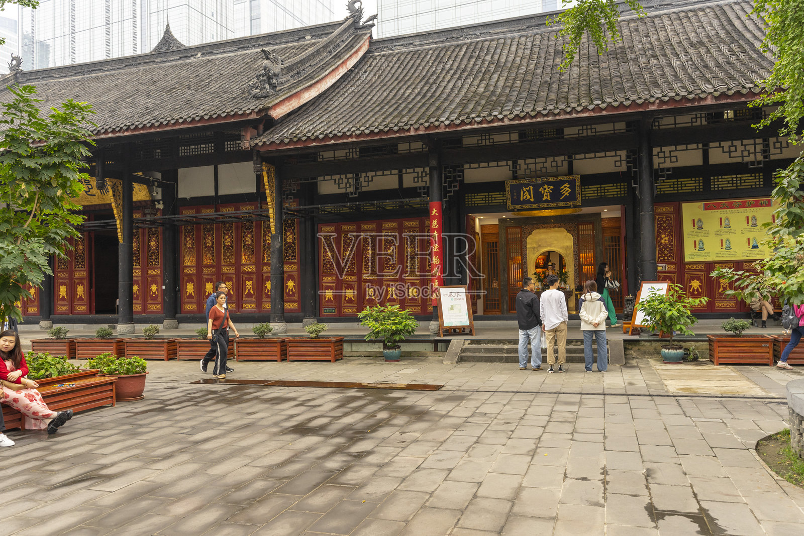 许多游客参观中国四川成都的大慈寺。照片摄影图片