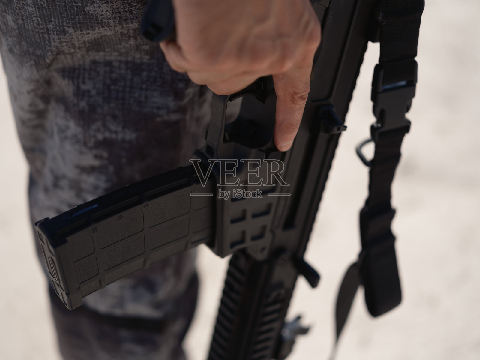 士兵手持步枪弹匣照片摄影图片