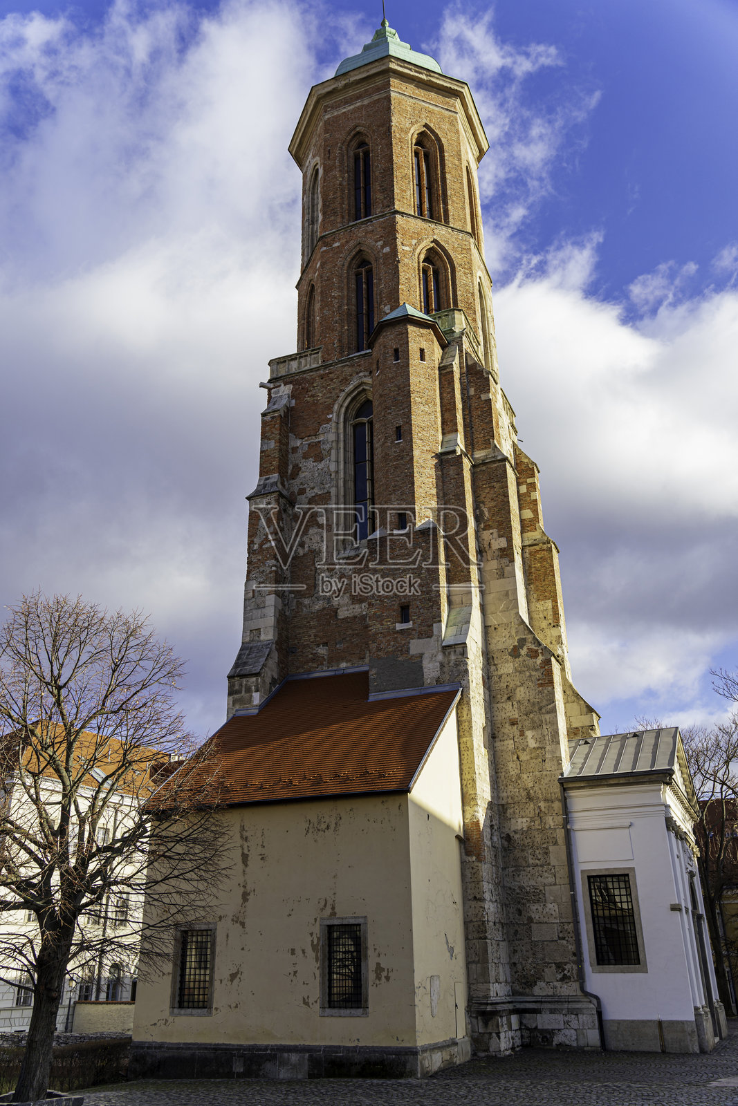 布达佩斯历史悠久的教堂塔楼，拥有砖石建筑照片摄影图片