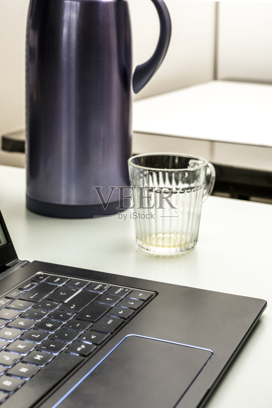 笔记本电脑、玻璃杯和保温杯茶饮套装照片摄影图片