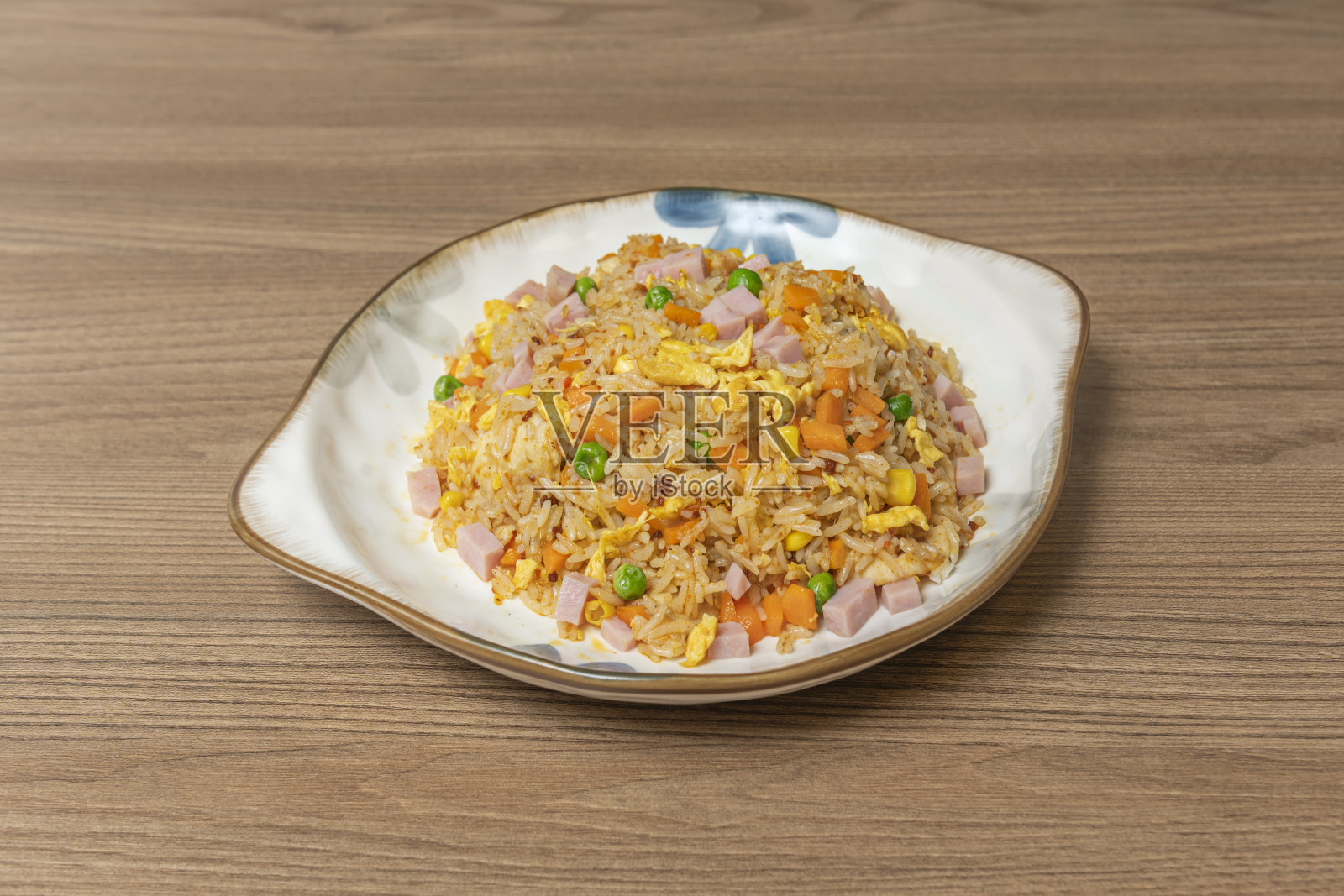 虾仁、豌豆和胡萝卜丁的爱心形米饭，浪漫版照片摄影图片