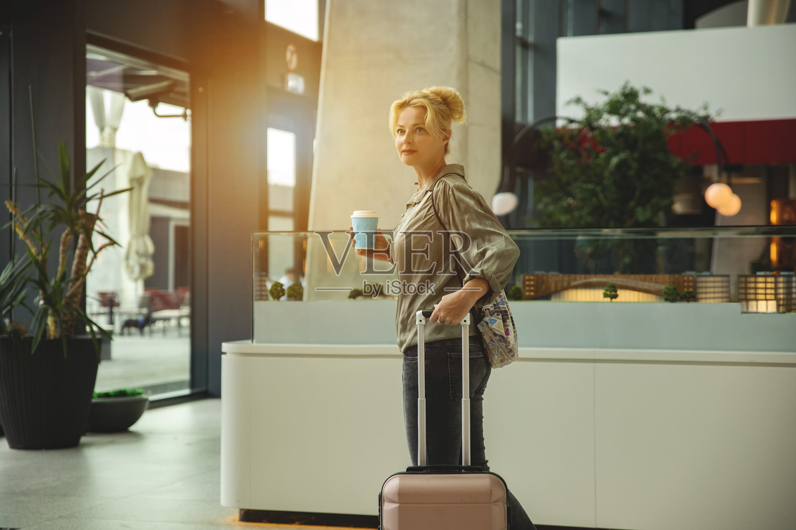 一位美丽的女性游客独自在国外旅行照片摄影图片