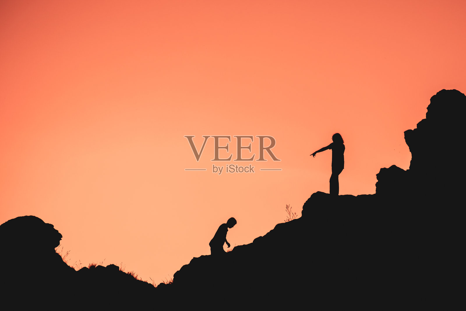 男人和女人在粉红色的天空下剪影照片摄影图片