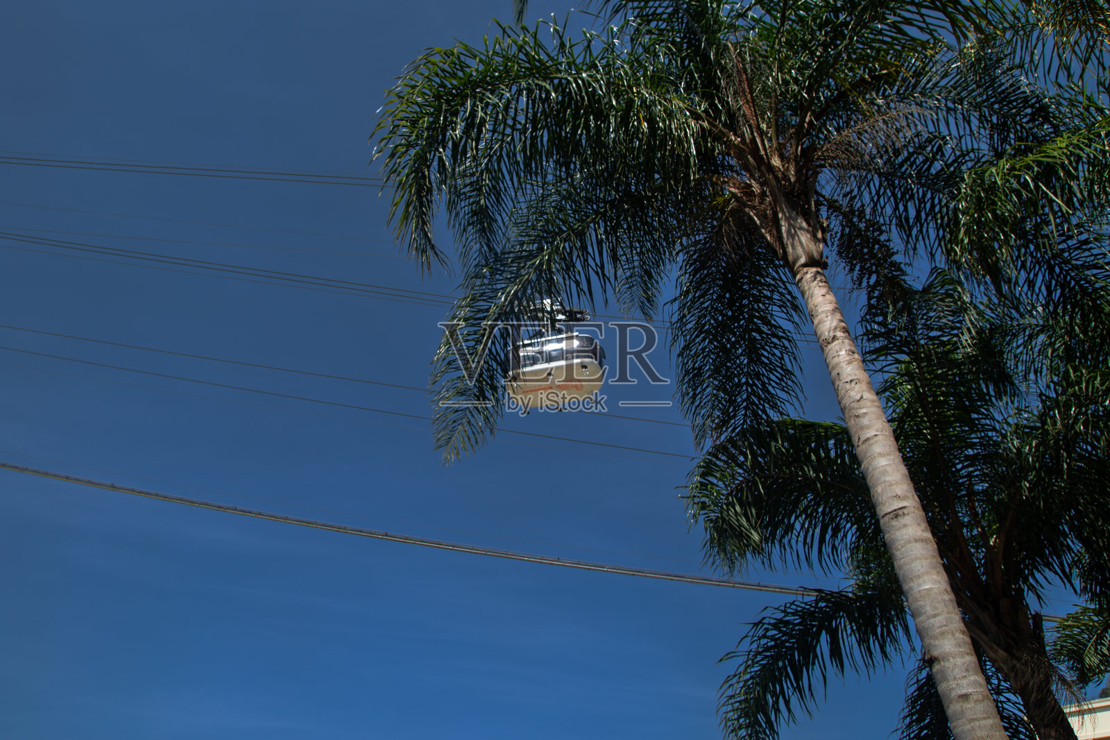 阳光明媚的日子里，里约热内卢糖面包山的缆车景观。照片摄影图片