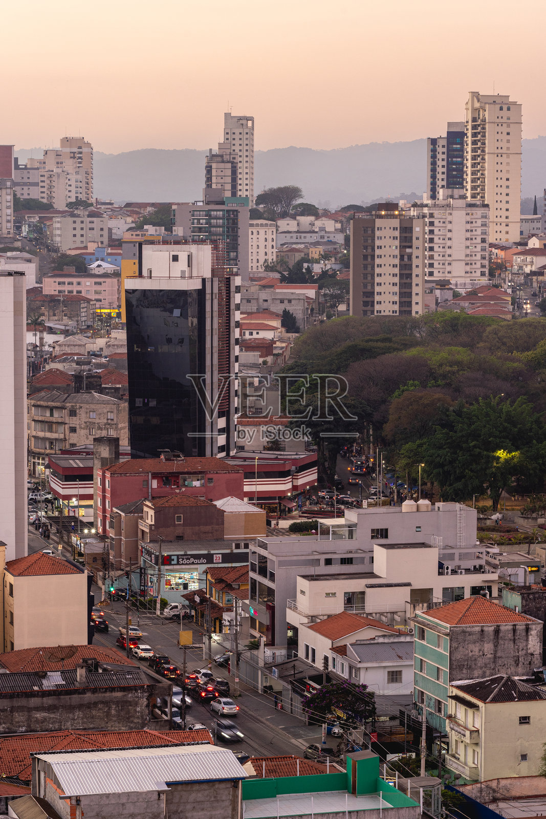 日落时分的圣保罗北部天际线。照片摄影图片