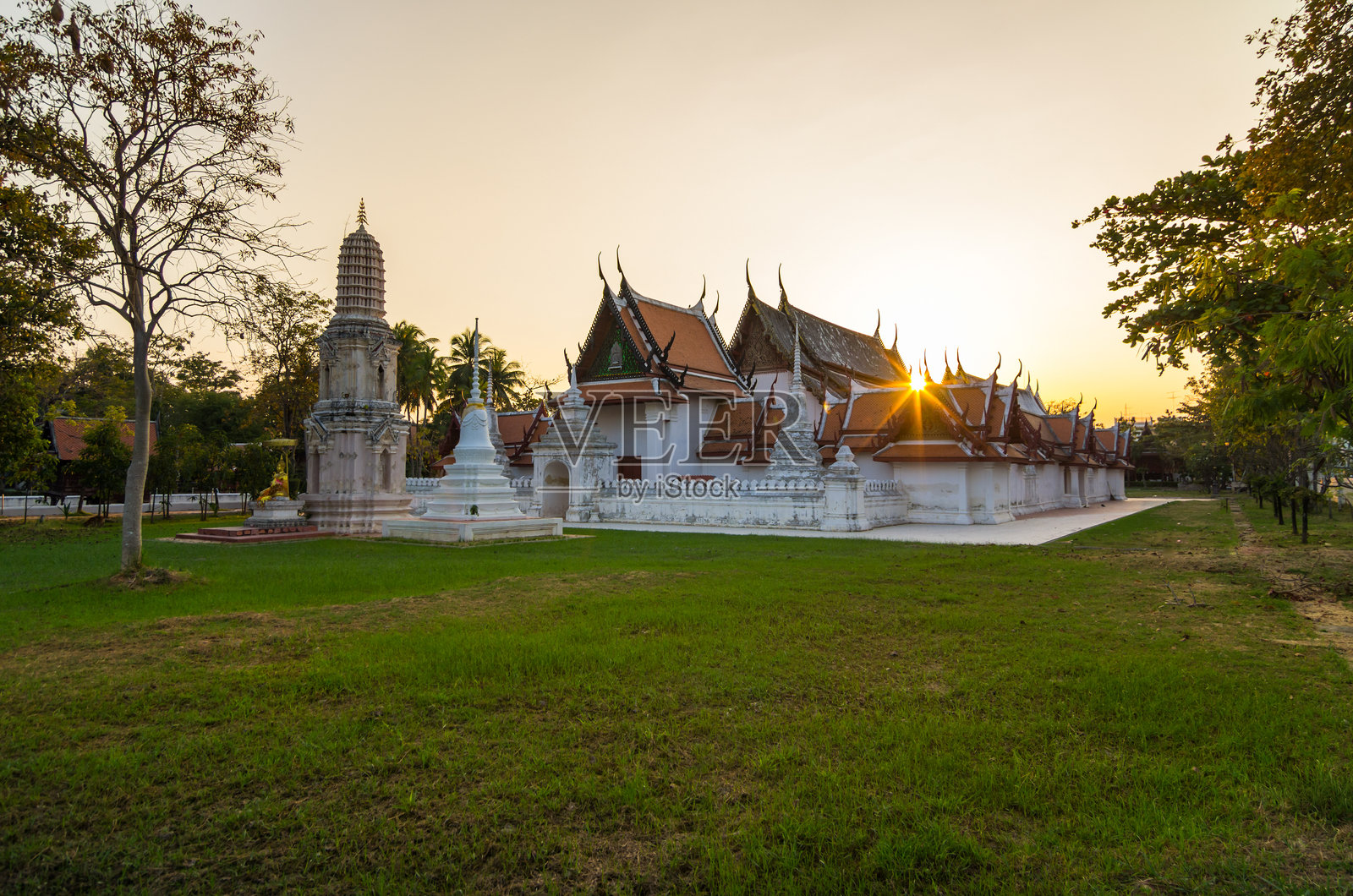 泰国碧武里府的越猜苏旺那兰寺（大城建筑）的日落。在戏剧性的天空下，拥有宏伟的乌波索（戒堂）的古老佛教寺庙。照片摄影图片