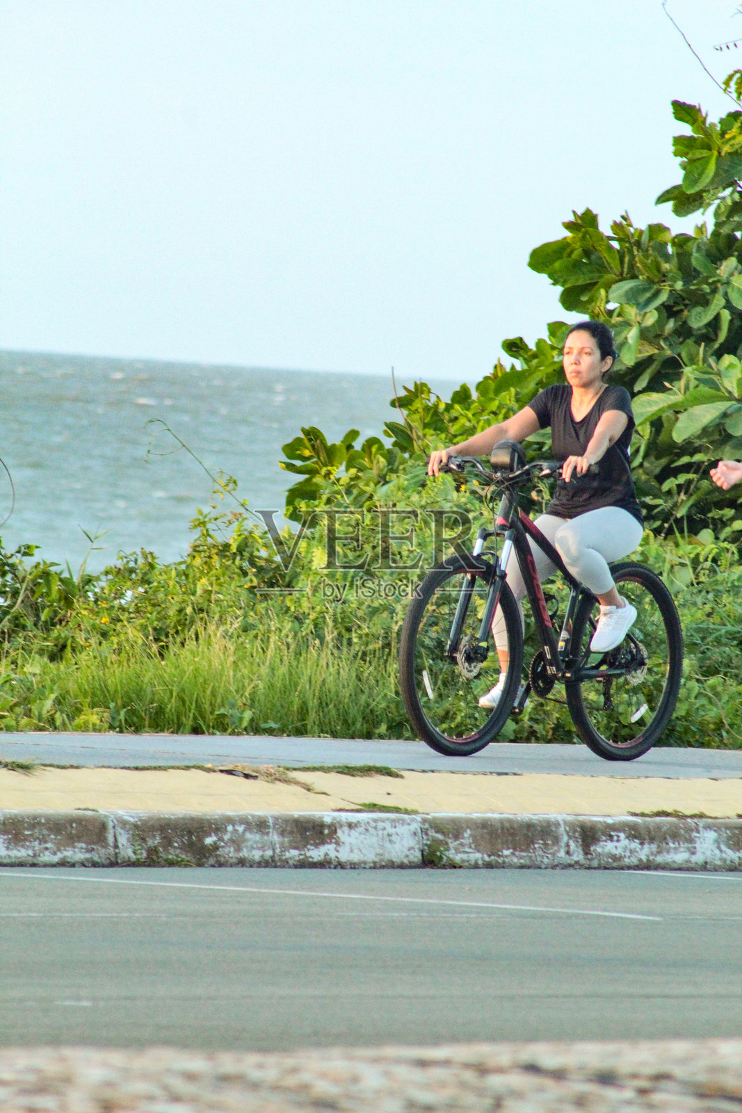 海滨大道上的骑行者在锻炼照片摄影图片