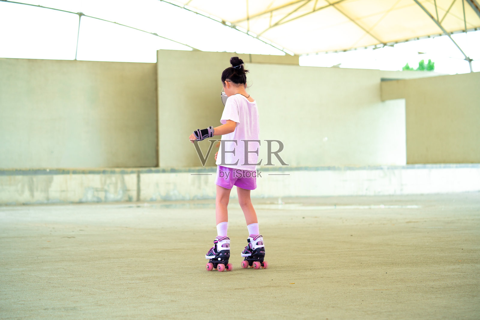 亚洲少女在玩轮滑，韩国。照片摄影图片