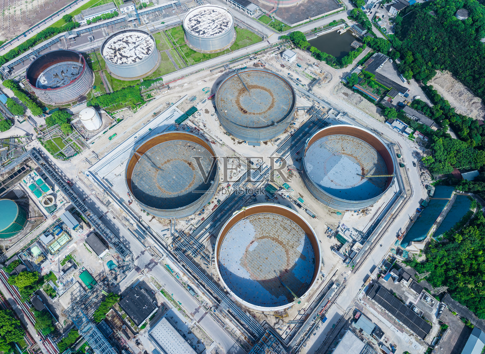 大型工业园区石化储罐设施的鸟瞰图。照片摄影图片