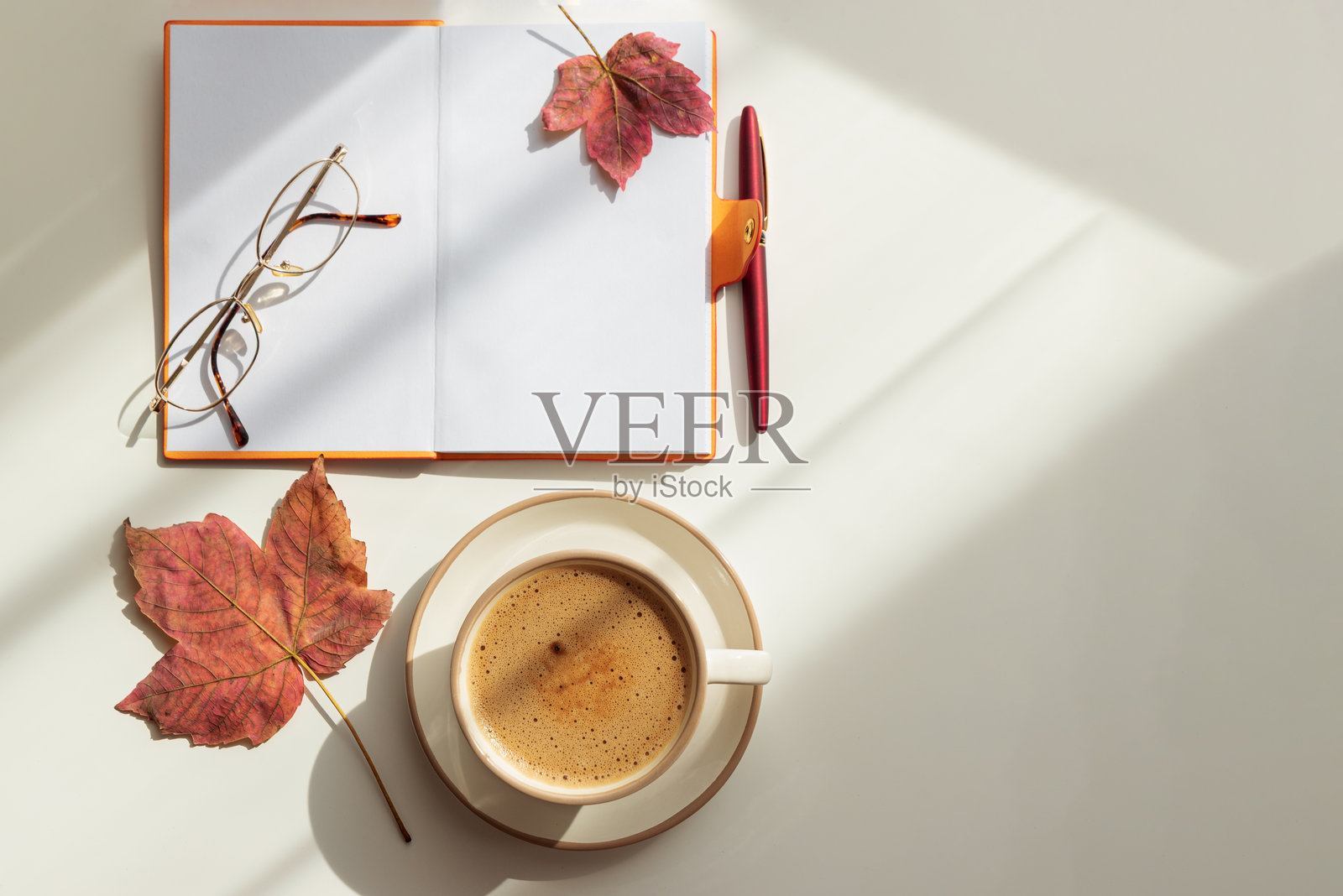 秋季平铺，包含笔记本、咖啡、树叶和眼镜照片摄影图片