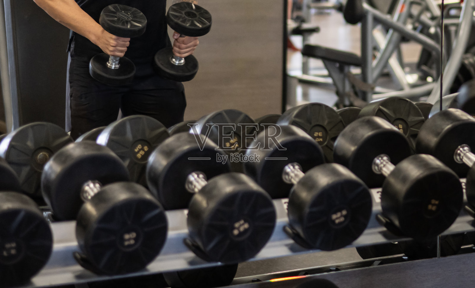 男人在健身房举哑铃，专注进行力量训练以增肌并保持健康活跃的生活方式，表情专注而坚定

- **Translation Analysis:** The translation accurately conveys the meaning of the original English text. The terms照片摄影图片